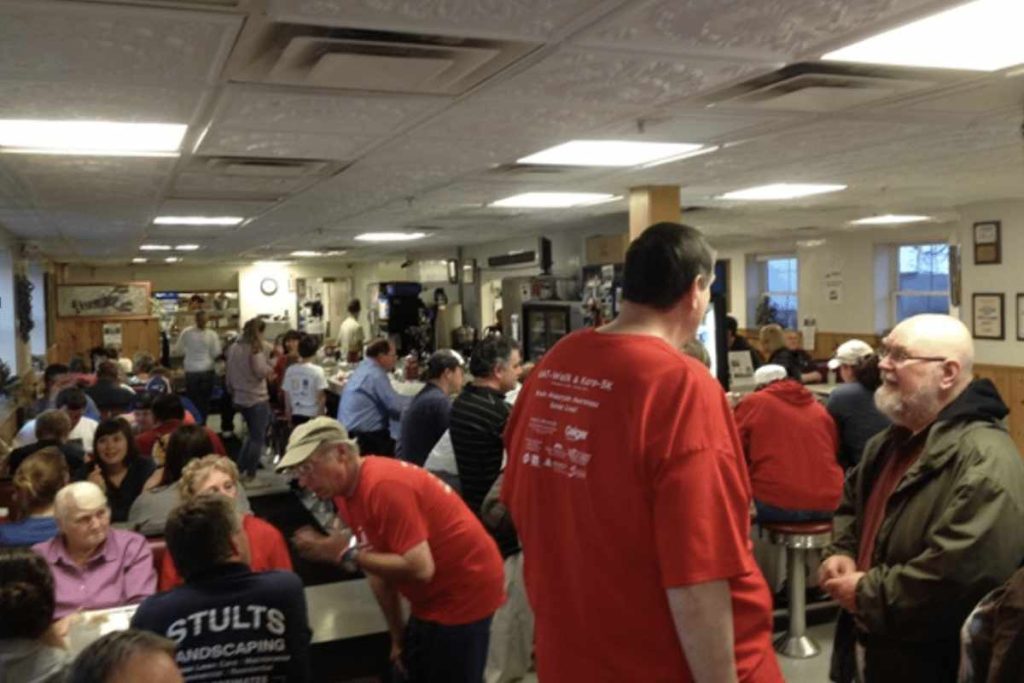 Crowd at Becky’s diner brain aneurysm awareness event